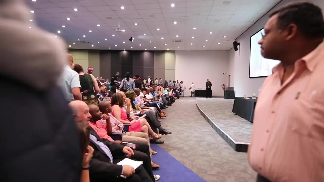 Investors arriving at an IGrow seminar